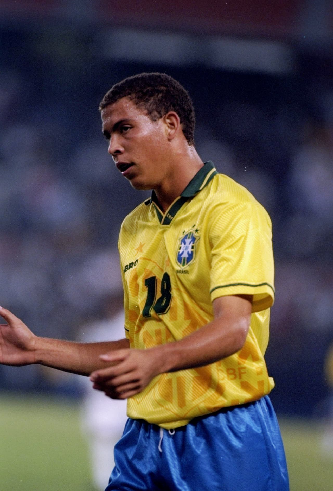 Nacido el 22 de septiembre de 1976, debutó a los 17 años con Cruzeiro y en selecciones juveniles. Con 44 goles y 15 asistencias en 47 partidos fue figura y campeón de la Copa de Brasil y del Mineirao.