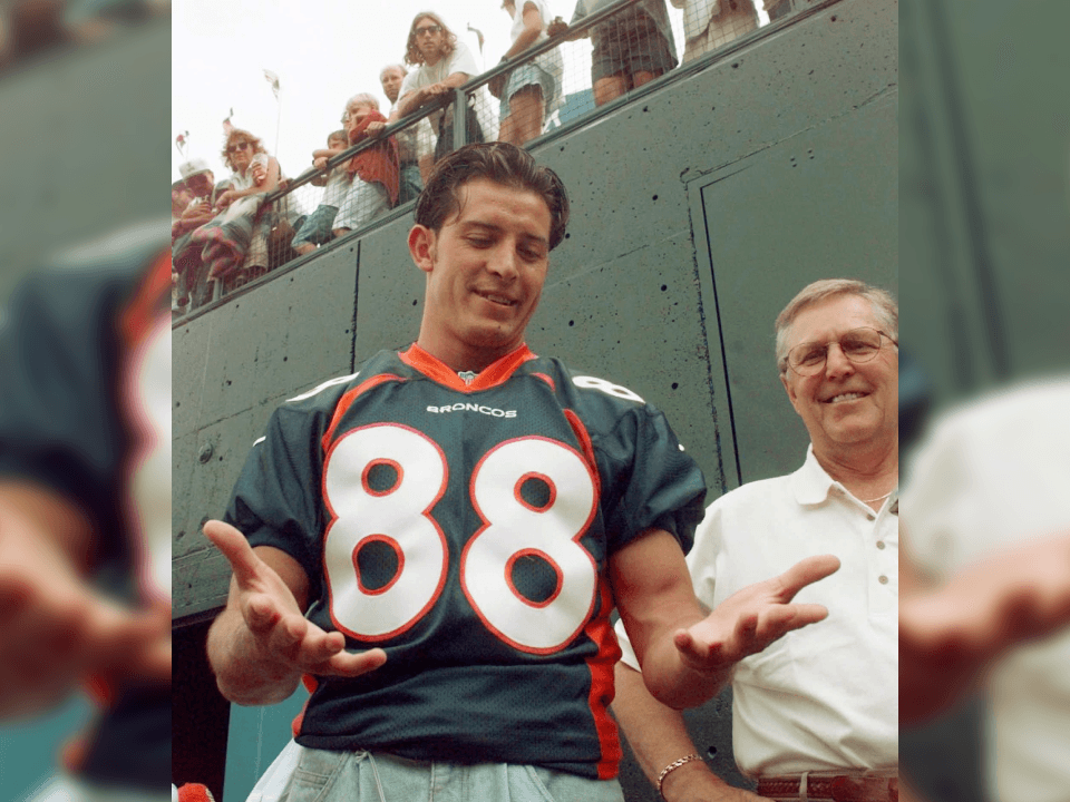 La tercera vez que jugaron los Broncos en México, en 1998, apareció en sus filas Marco Matos, uno de los mexicanos que han logrado llegar a la NFL.