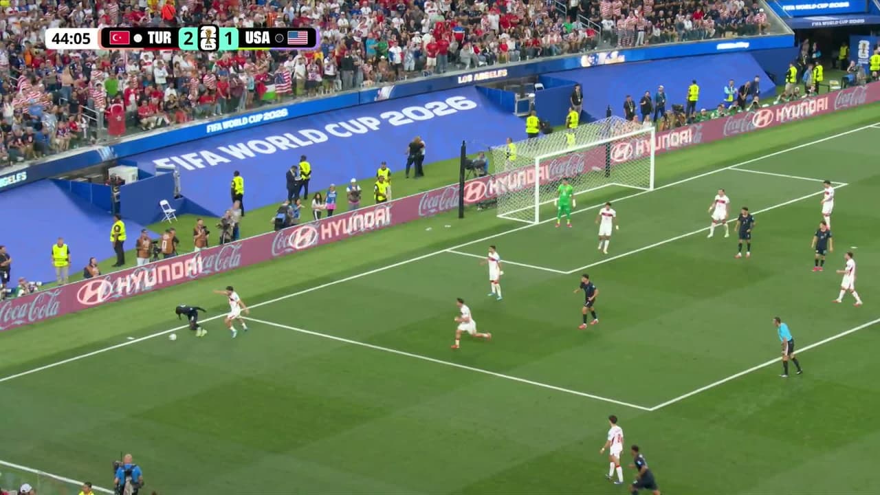 ¡TIRO ATAJADO! disparo por Weston McKennie.