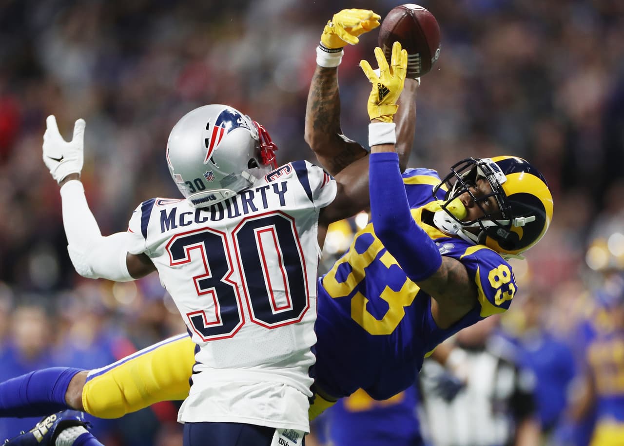 Jason McCourty #30 de los New England Patriots en una de las jugadas clave para ganar el Super Bowl LIII.