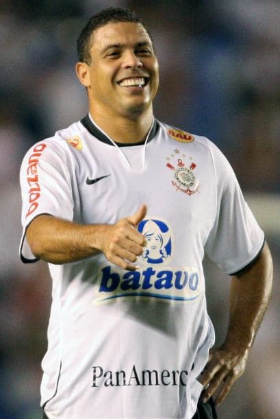 Ronaldo, delantero de Brasil en 1994, 1998, 2002 y 2006, entraba siempre al campo de juego con el pie derecho.