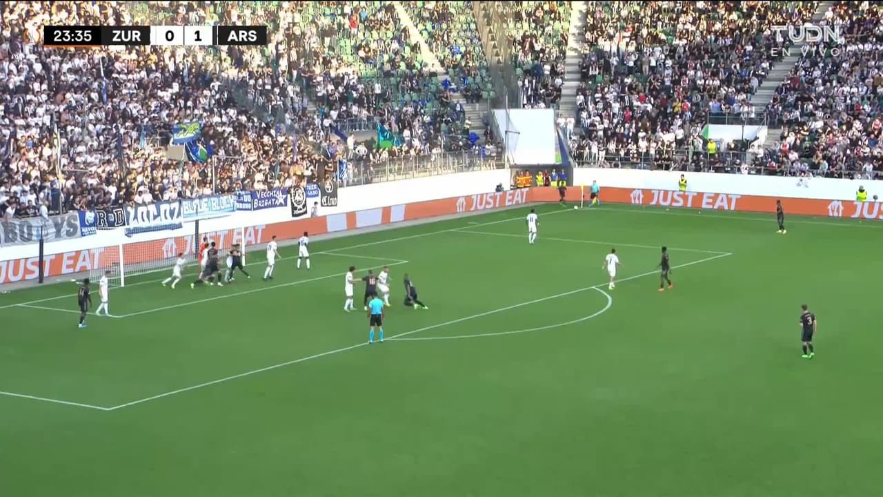 ¡TIRO ATAJADO! disparo por Granit Xhaka.