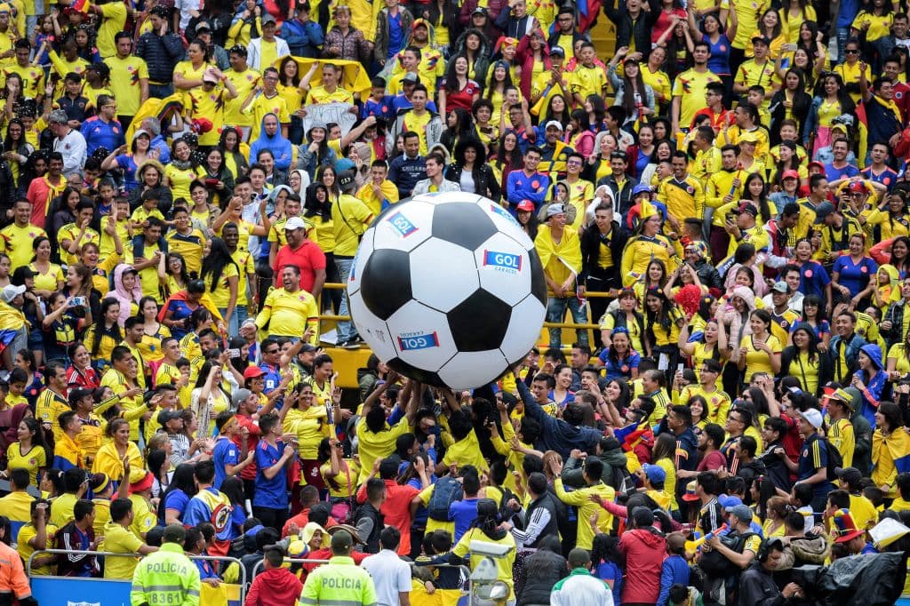 Antes de que Colombia llegara al estadio, las tribunas fueron una verdadera fiesta.