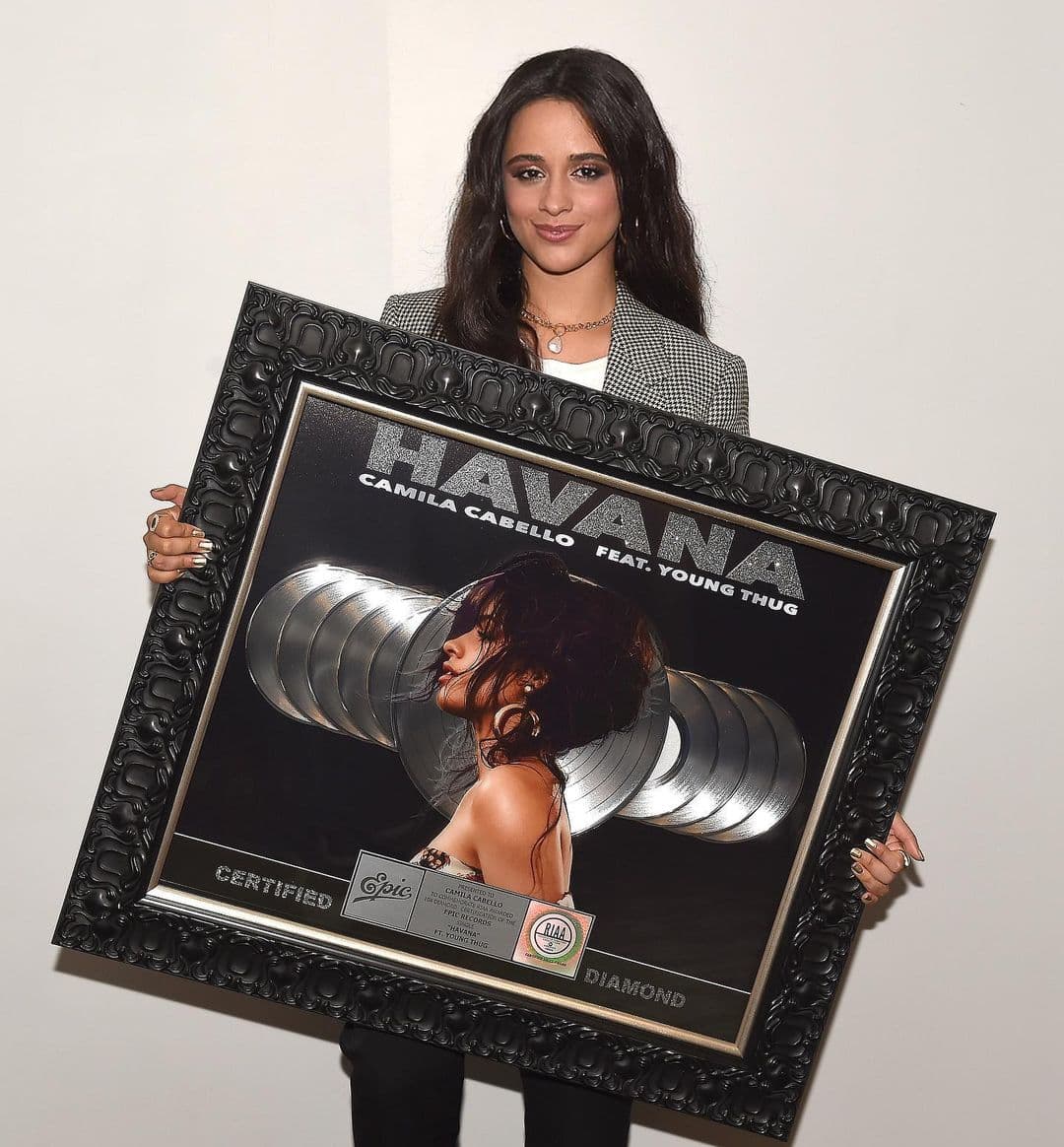 "Me honra ganar un premio al sencillo Diamante de @riaa_awards, ¡y espero que esto allane el camino para muchos más artistas latinx increíbles!" Cabello escribió en Instagram.