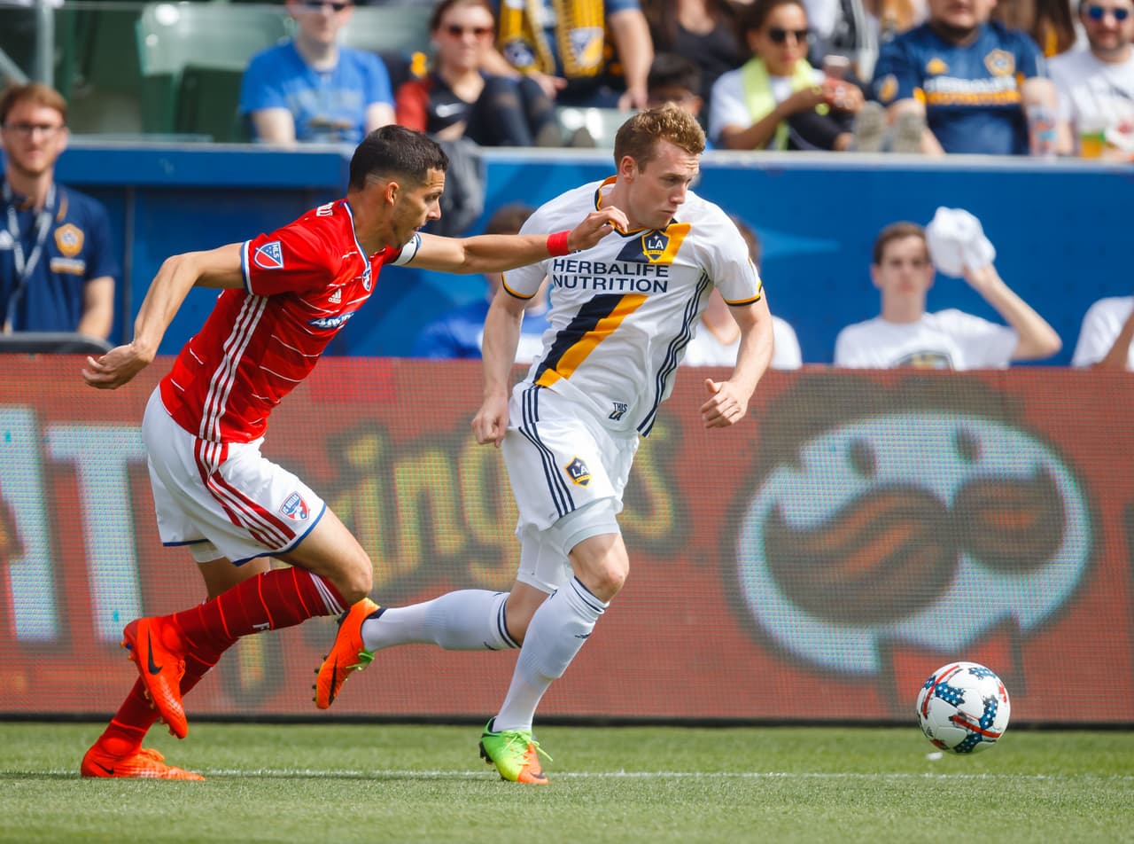 LA BANCA- Matt Hedges de FC Dallas mantuvo al Galaxy alejado de la portería texana en el triunfo del club por 2-1.