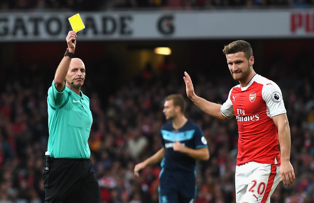 Sin embargo, no a todos les cae bien. Jugadores y seguidores del Arsenal piensan que son perseguidos por Dean.