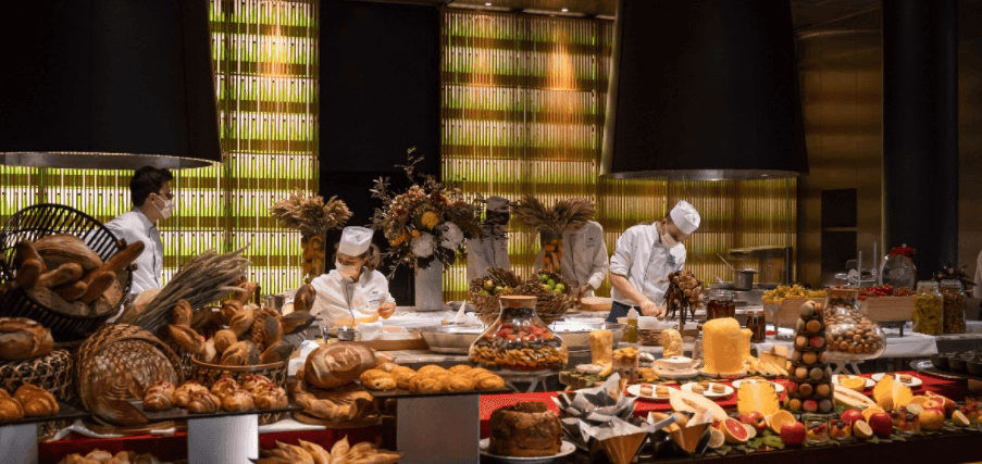 El lujoso hotel de cinco estrellas, Le Royal Monseau, será la casa provisional del astro argentino, pues su salida del Barcelona fue muy repentina. El hotel se encuentra ubicado en 37 Avenue Hoche y fue reformado por el famoso diseñador Philippe Starck. El Parque de los Príncipes se encuentra a tan solo 15 minutos del inmueble.