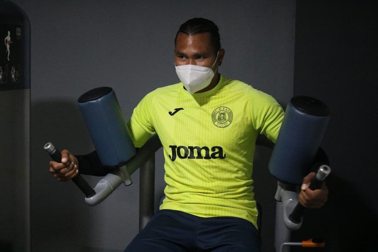 'Gullit' Peña no gana ni el 10% de lo que llegó a cobrar en México