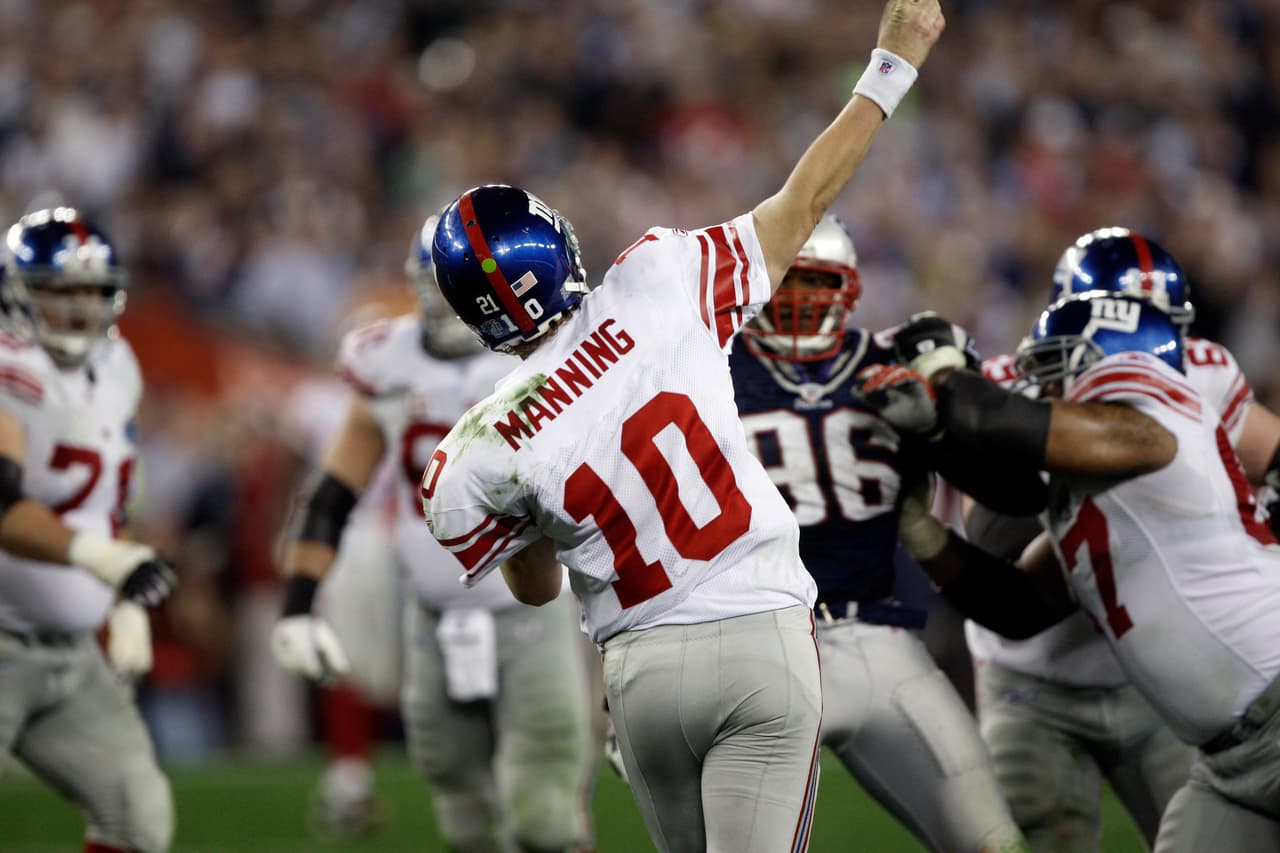 4 -- ELI MANNING. Solo ha jugado 2 ediciones de Super Bowl, pero en ambas demostró control y carácter ganador. Venció dos veces al coach y al quarterback más representativos de la imagen triunfadora: Bill Belichick y Tom Brady. En el Super Bowl XLII les quitó la ilusión del campeonato invicto.