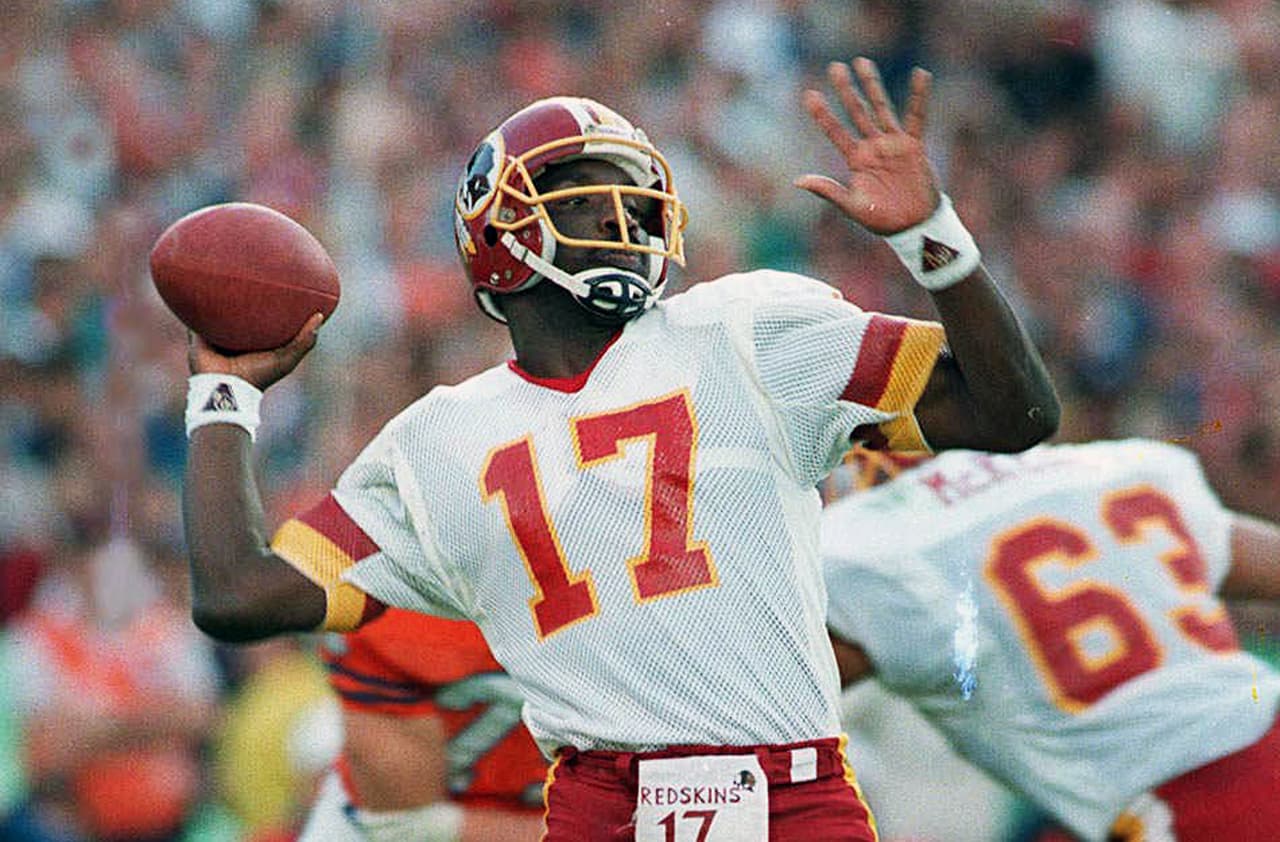 10 -- DOUG WILLIAMS. La actuación que tuvo en el Super Bowl XXII sobre Denver pasó a la historia, lanzó 4 pases de touchdown en un solo Cuarto, los Redskins anotaron 35 puntos en el Segundo periodo y definieron el título.