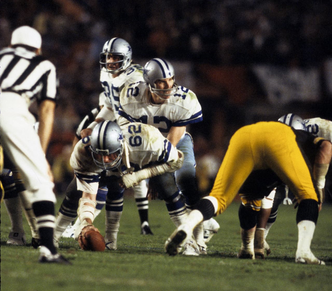 6 -- ROGER STAUBACH. Jugó de titular en 4 Super Bowls con los Cowboys, él mismo considera que no tuvo muchos méritos como para ser MVP, pero sí cumplió con una actuación consistente y buena. Guió a la ofensiva de Dallas en las ediciones VI y XII, también sacudió a la "Cortina de Acero" pero sin lograr derribarla.