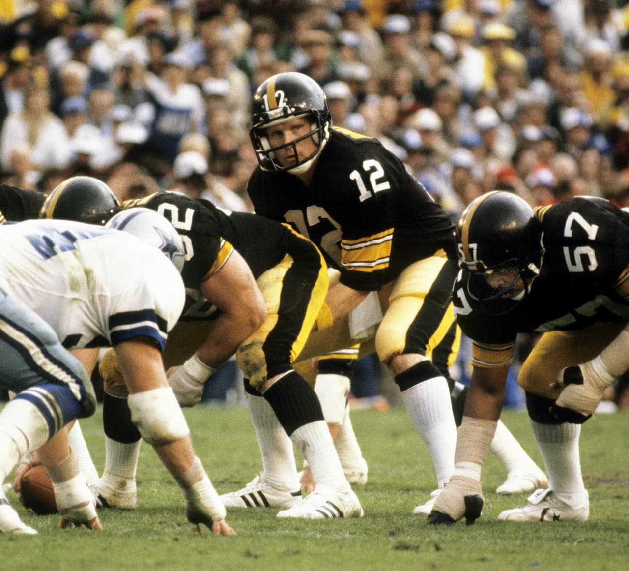 2 -- TERRY BRADSHAW. Ganar 4 ediciones de Super Bowl sin perder ninguno lo pone aparte en cualquier categoría. Si bien perteneció a Pittsburgh Steelers, equipo lleno de estrellas, tuvo el liderazgo para dirigir en momentos críticos. Minnesota estuvo cerca, Dallas los tuvo abajo en el marcador, lo mismo los Rams, y Bradshaw sacó adelante a la ofensiva.