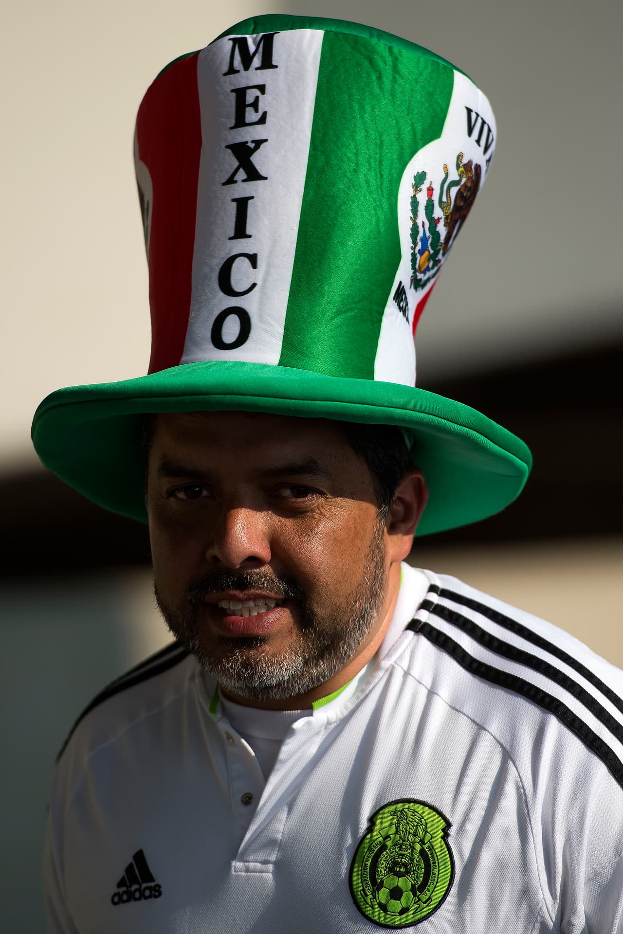 Las banderas, los atuendos típicos y el verde, blanco y rojo se hicieron presentes en el Estadio Azteca. Como siempre, la afición mexicana respondió para apoyar a la Selección.