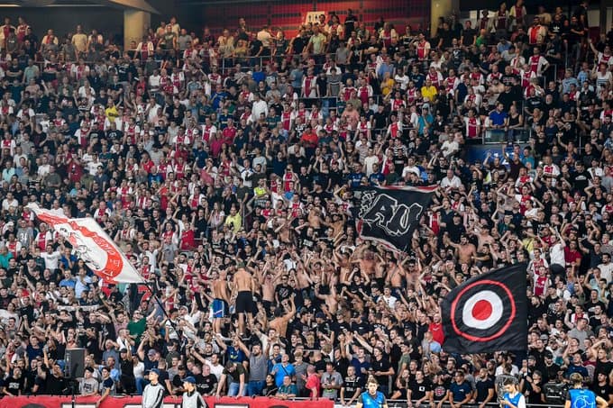 Edson Álvarez anotó en su debut en Champions League. El mexicano abrió el marcador en la eliminatoria ante el APOEL y mantiene al Ajax en la siguiente fase.