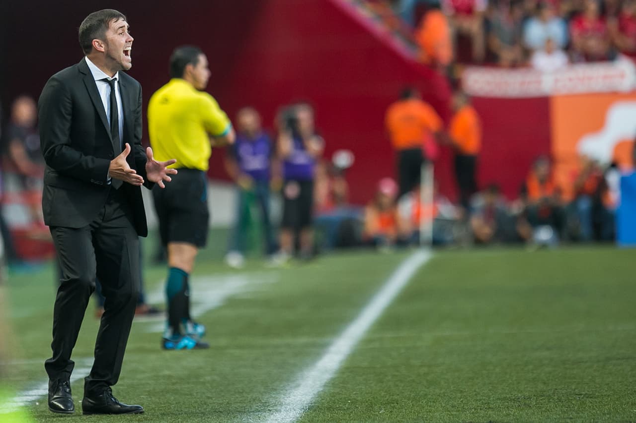 El técnico de Xolos, Eduardo Coudet, no supo cómo detener a Hurtado. La desesperación fue evidente.