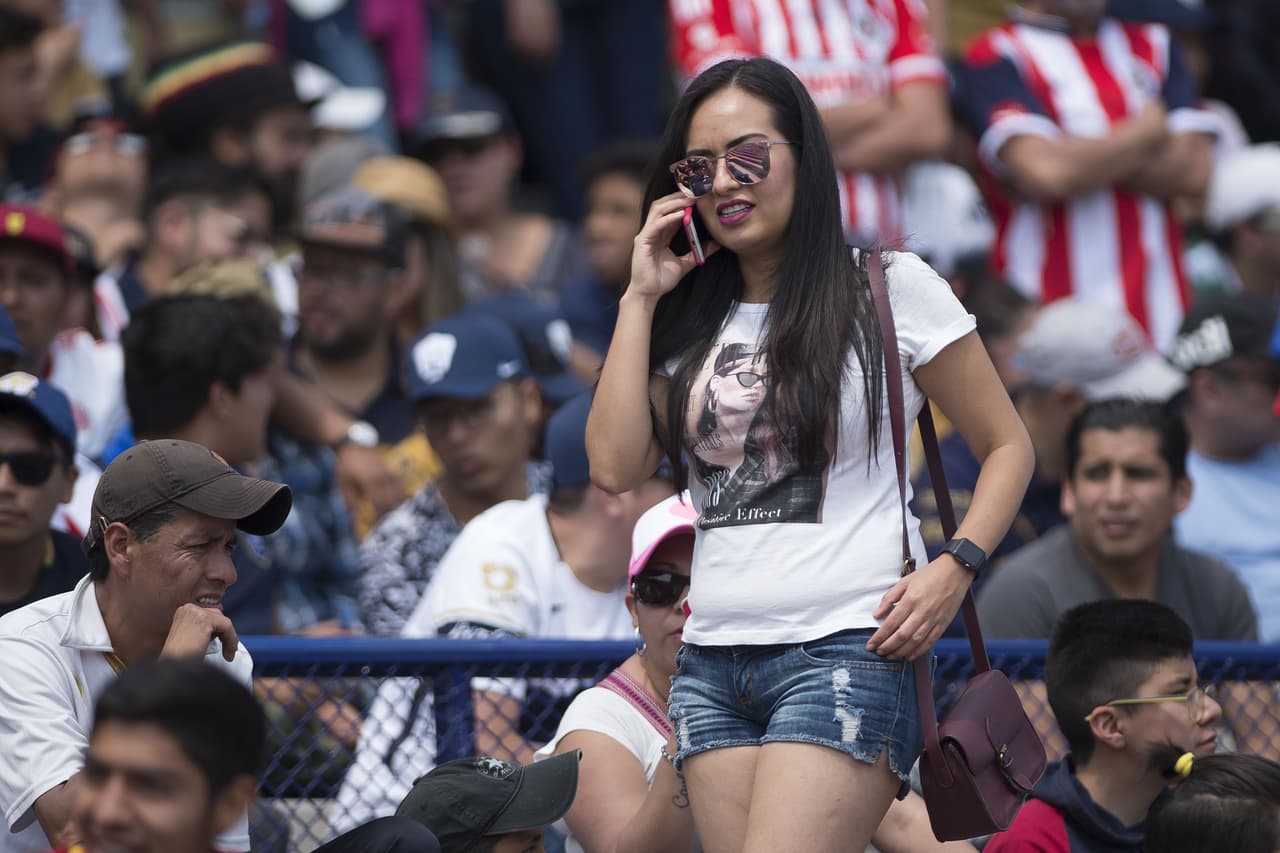 La pasión fluye entre los fanáticos de Pumas UNAM y Chivas de Guadalajara en el duelo de la Jornada 12 en el estadio Olímpico Universitario por el Clausura 2019 de la Liga MX.