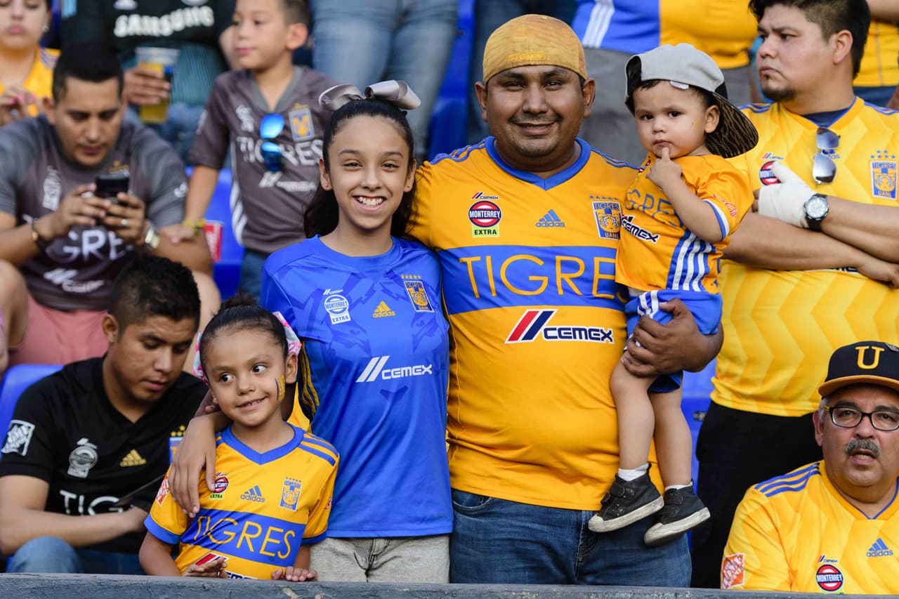 Fanáticos de todas las edades se hacen presentes en el Estadio Universitario, donde este sábado se enfrentan Tigres de la UANL y el Club León por la jornada 1 de la Liga MX Apertura 2018.