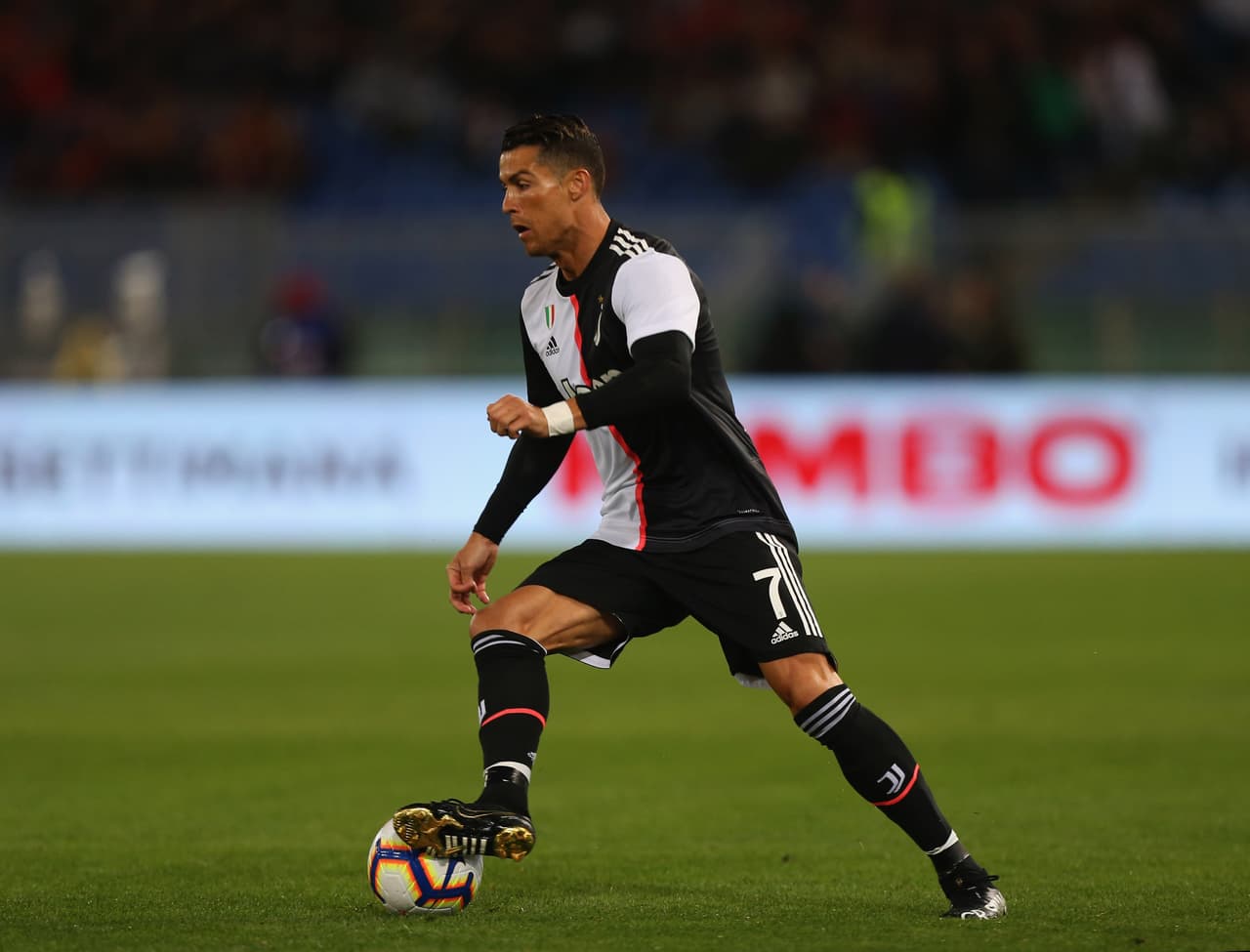 <b>Cristiano Ronaldo:</b> la rapidez con la que el portugués deslumbró en Inglaterra la supo combinar muy bien con fortaleza física y mental para convertirse e otro
<b>maestro de doctorado. </b>Con el tiempo perdió velocidad, pero ganó ubicación, inteligencia y fortaleció su juego aéreo.