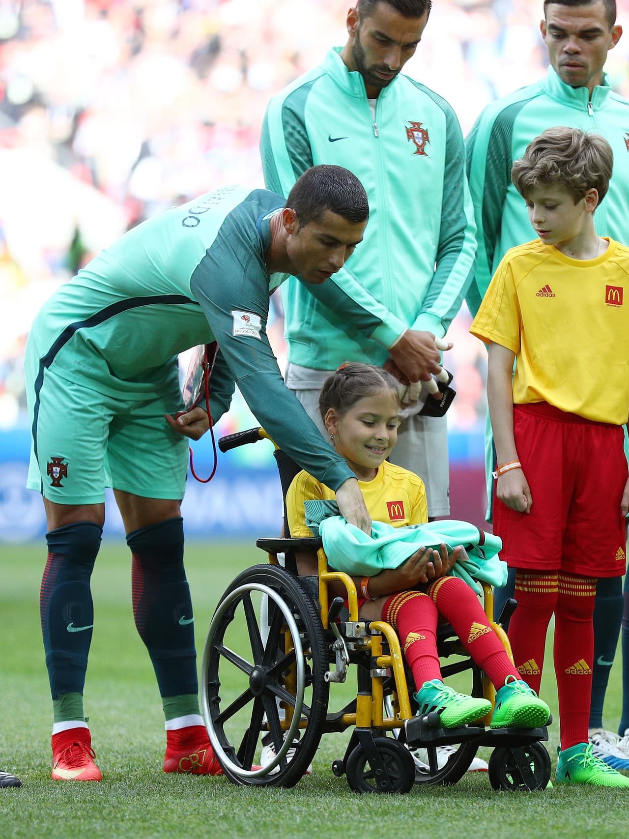 Le entregó la chamarra de presentación con la que el equipo portugués hizo su entrada.