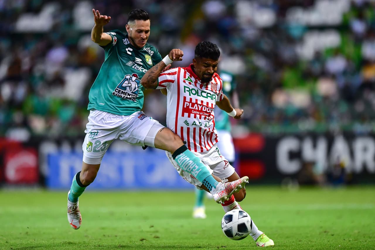 Con hat trick de Víctor Dávila, león golea a necaxa 3-0 y aseguran su lugar en la fiesta grande del futbol mexicano.