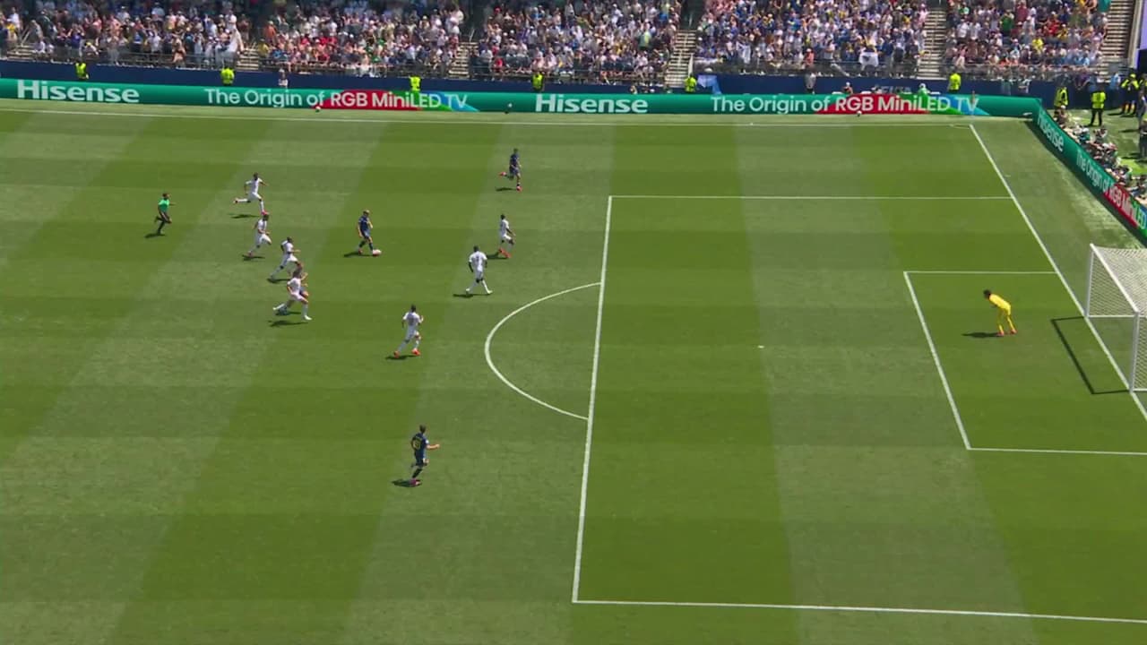 ¡CERCA! Edin Dzeko disparó que se estrella en el poste.