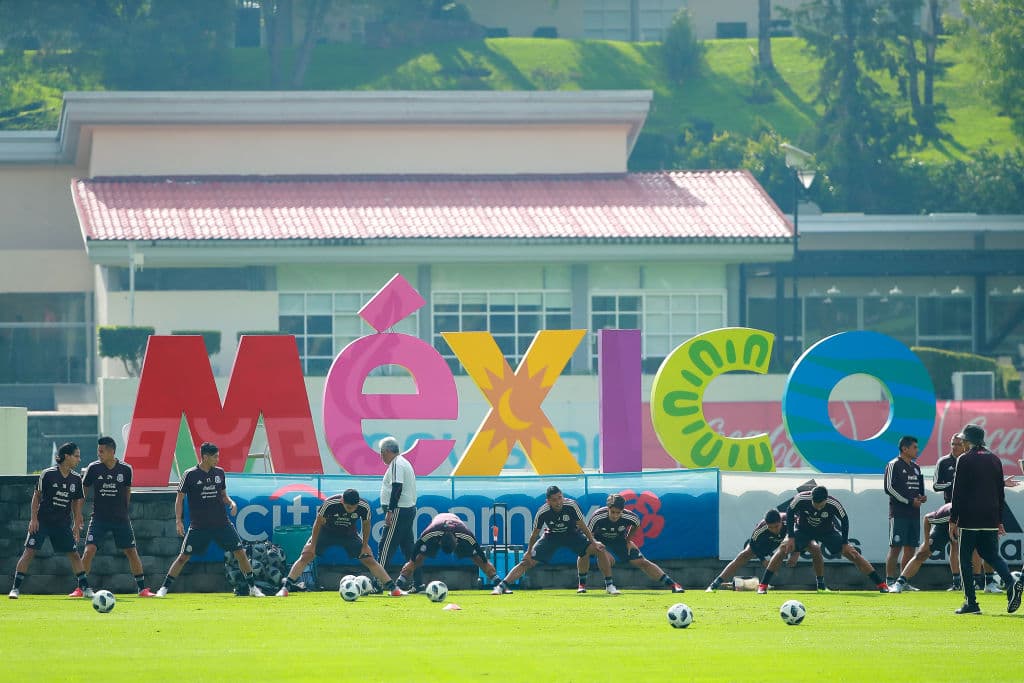 México vive con el 'Tuca' Ferretti un momento de cambio, con jugadores muy jóvenes y todo en medio de sonrisas y exigencia previo al partido contra Uruguay el viernes en Houston.