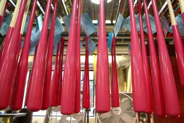 Louisville Slugger que fabricó los bates a los más grandes beisbolistas como Babe Ruth y Ted Williams anunció que venderá a la empresa rival Wilson.