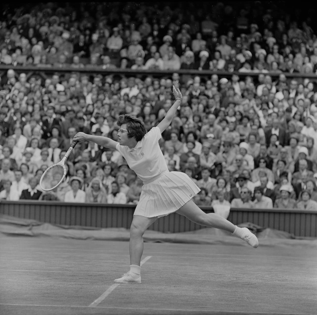 Billie-Jean retó a Bobby Riggs en 1973, partido histórico el cual ganó Jean King y dejó claro que se puede competir de igual forma contra un hombre.