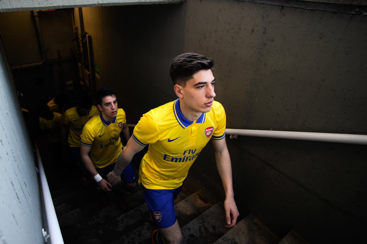 Héctor Bellerín se formó en el Barcelona y salió a los 16 años hacia el Arsenal donde ha sido titular en varias etapas. El Barça lo ha buscado en diversas ocasiones.