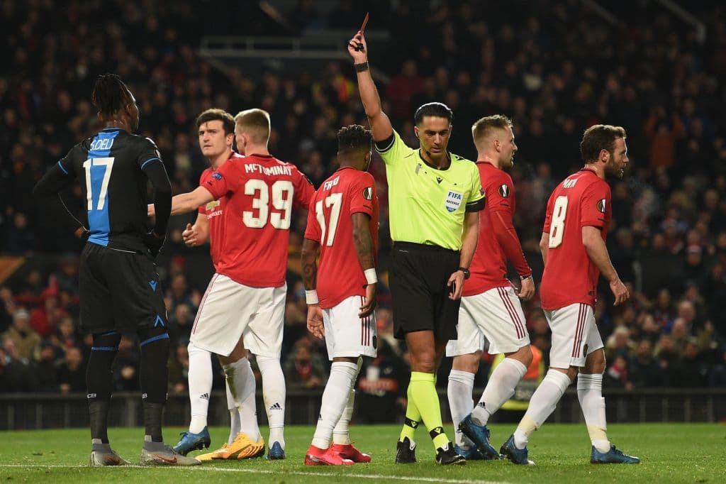 Ante un potente disparo, Simon Deli vuela, en el área chica, como portero y rechaza el balón con la mano. Se marca penal y el árbitro lo expulsa.