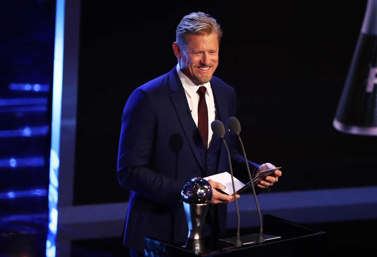 El turno siguiente fue para el premio al 
<b>Mejor Portero </b>del año, el cual fue entregado por el legendario Peter Schmeichel.