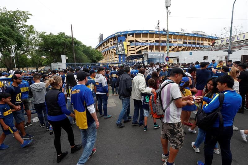 Al mejor estilo de cualquier partido, la fiesta para el entrenamiento en La Bombonera a dos días de la final agrupó una buena cantidad de seguidores.