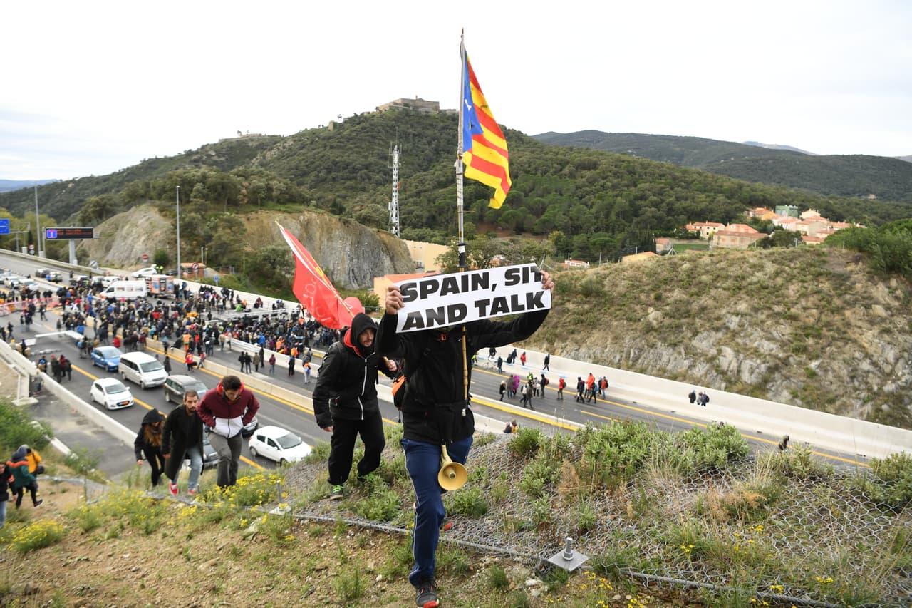 Las acciones de este grupo consisten en reunirse de forma no violenta pero con acciones de presión para generar parálisis y que sus mensajes puedan ser escuchados. Es así cómo ‘Tsunami Democratic’ ha decido cercar el Camp Nou.