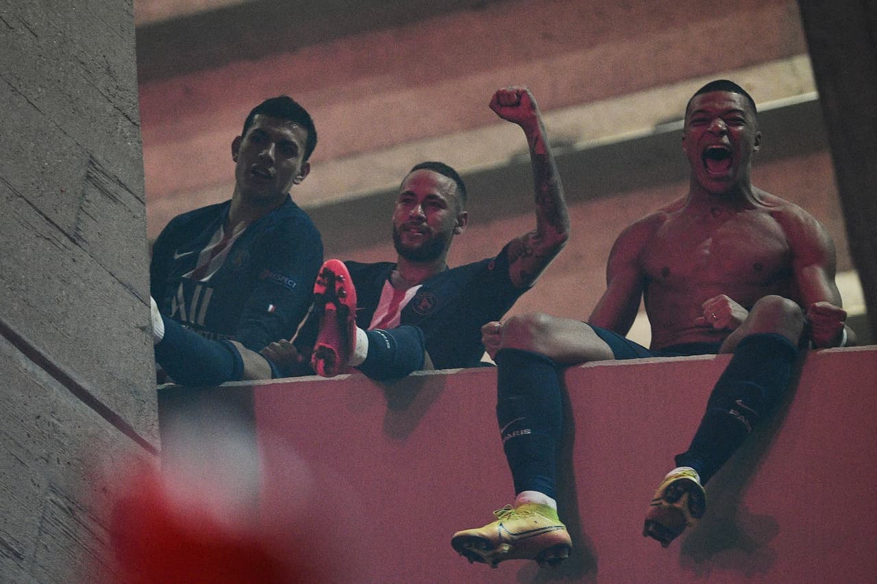 Neymar y Kylian Mbappe celebrando el pase a los Cuartos de Final de la UEFA Champions League.
