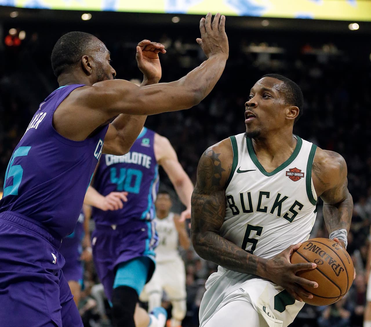 El líder de la Conferencia Este, Milwaukee Bucks, no cede terreno al vencer 131-114 a Charlotte Hornets.
