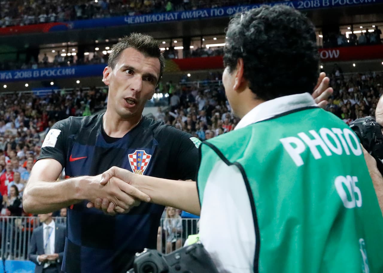 Finalmente Mario Mandzukic, el autor del gol y de la avalancha que arrolló al fotógrafo salvadoreño, se disculpó.