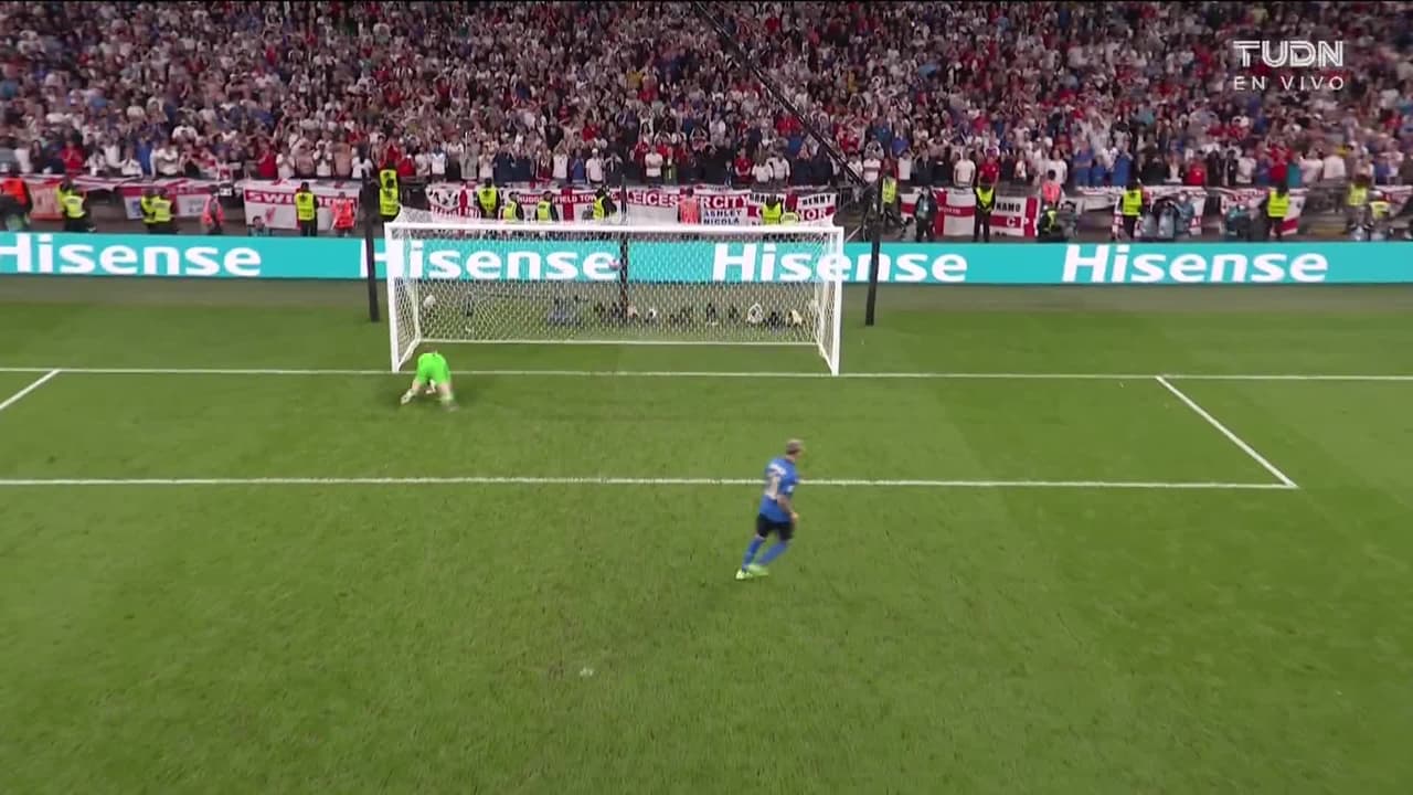 ¡GOL!  anota para Italia. Federico Bernardeschi