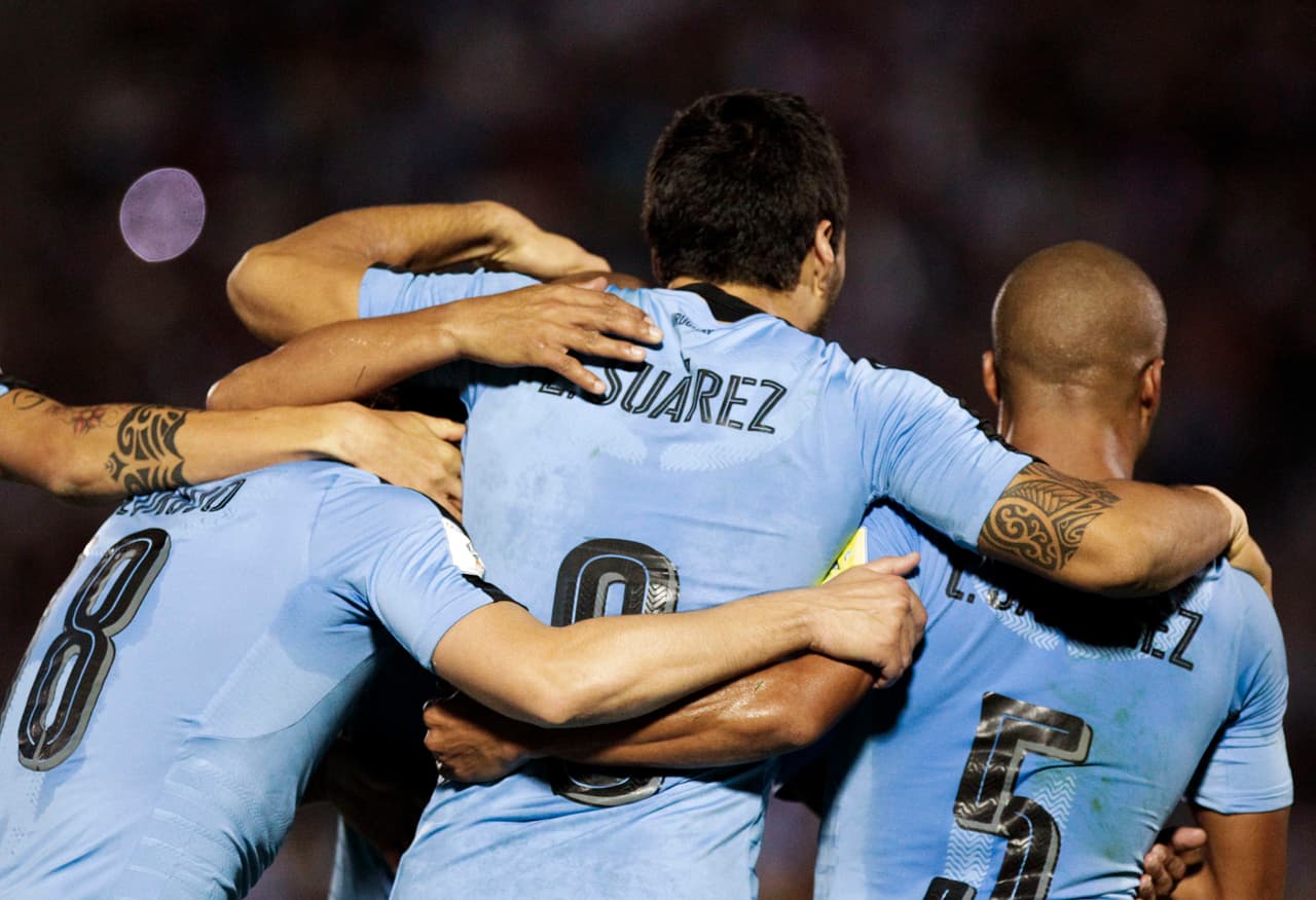 A la derecha, Carlos Sánchez también celebró a lo grande el triunfo y ratificación de la primera posición.