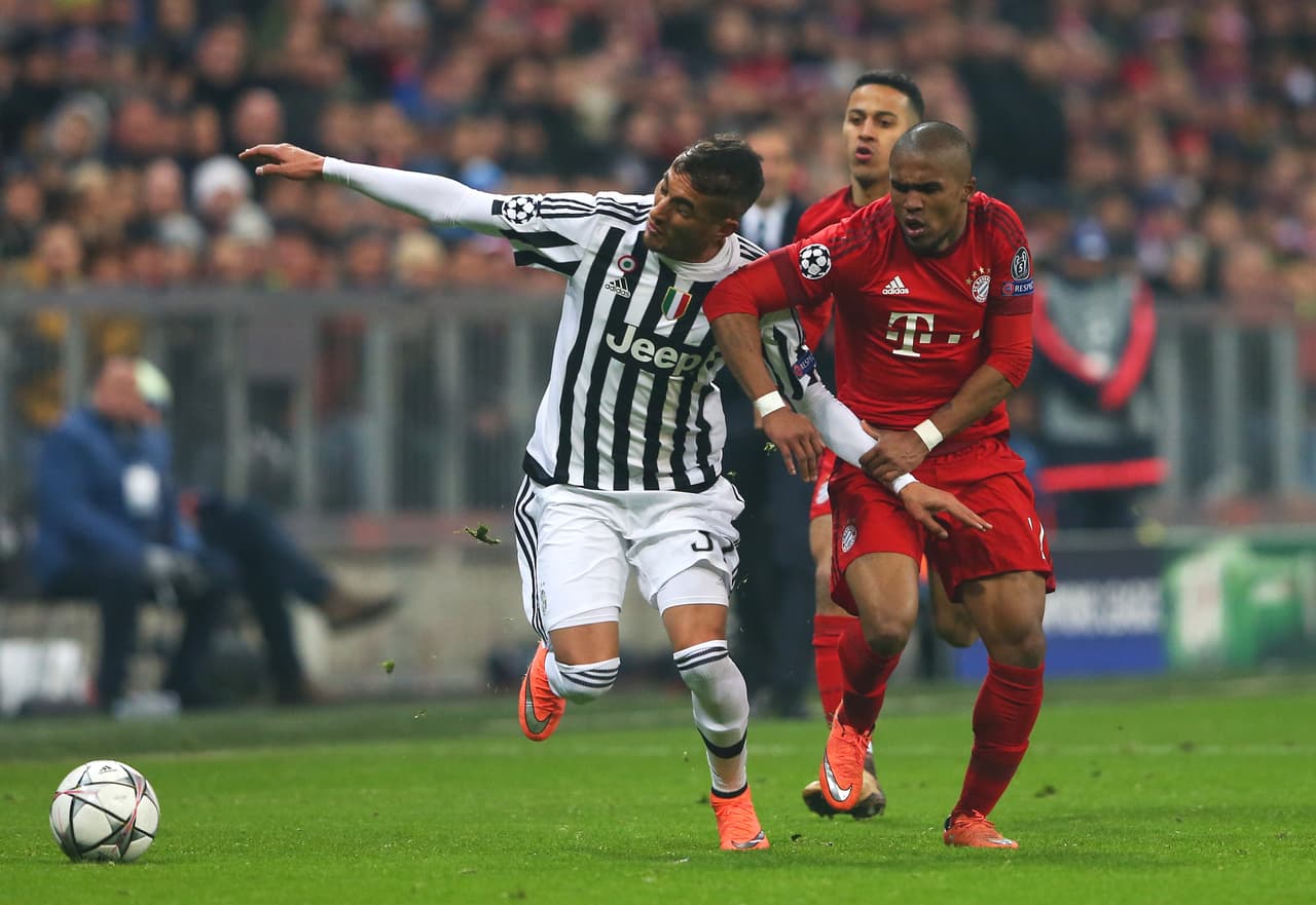 MUNICH, GERMANY - MARCH 16: Roberto Pereyra of Juventus and Douglas Costa of Bayern Muenchen compete for the ball during the UEFA Champions League round of 16, second Leg match between FC Bayern Muenchen and Juventus at the Allianz Arena on March 16, 2016 in Munich, Germany. (Photo by Alexander Hassenstein/Bongarts/Getty Images)