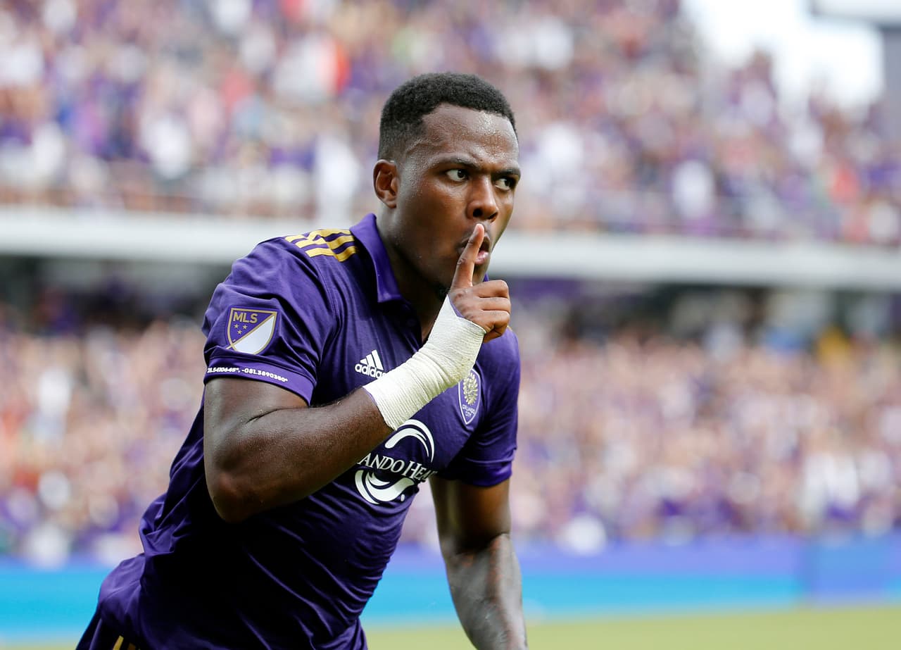 Cyle Larin es 'el' jugador del momento en la MLS. El delantero centro canadiense se lució el domingo con los dos goles de la victoria de Orlando City frente a NYCFC. Por potencia, sentido de la oportunidad y fiabilidad, es uno de los futbolistas a seguir en la liga. (USA Today Images)