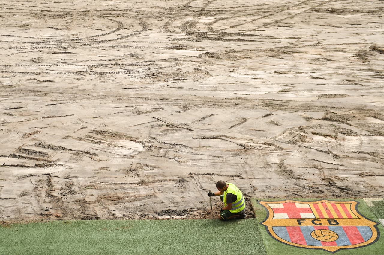 A poco más de un mes del inicio de la nueva temporada de La Liga, el F.C. Barcelona ha comenzado los trabajos en su estadio. El Camp Nou está mudando de césped y el progreso va como lo esperado para poder tenerlo en perfectas condiciones el día 4 de agosto cuando se juegue en Trofeo Joan Gamper ante el Arsenal.