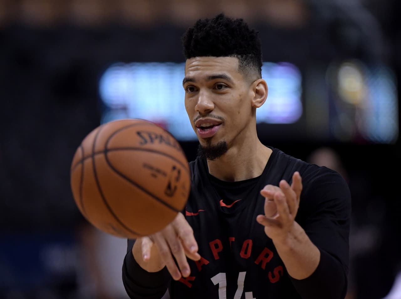 <b>Danny Green</b> llegó junto con Kawhi Leonard en ese canje que mandó a DeMar DeRozan a los San Antonio Spurs. Green sabe lo que es ganar títulos y es catalogado en la Liga como un jugador de gran calidad en el tiro de larga distancia. Quizás sus 10.3 puntos por juego no espanten a nadie pero es un tirador que cuando se le calienta la mano parece que no va a fallar y en partidos de alto voltaje no duda y no suda para hacer el tiro decisivo.
