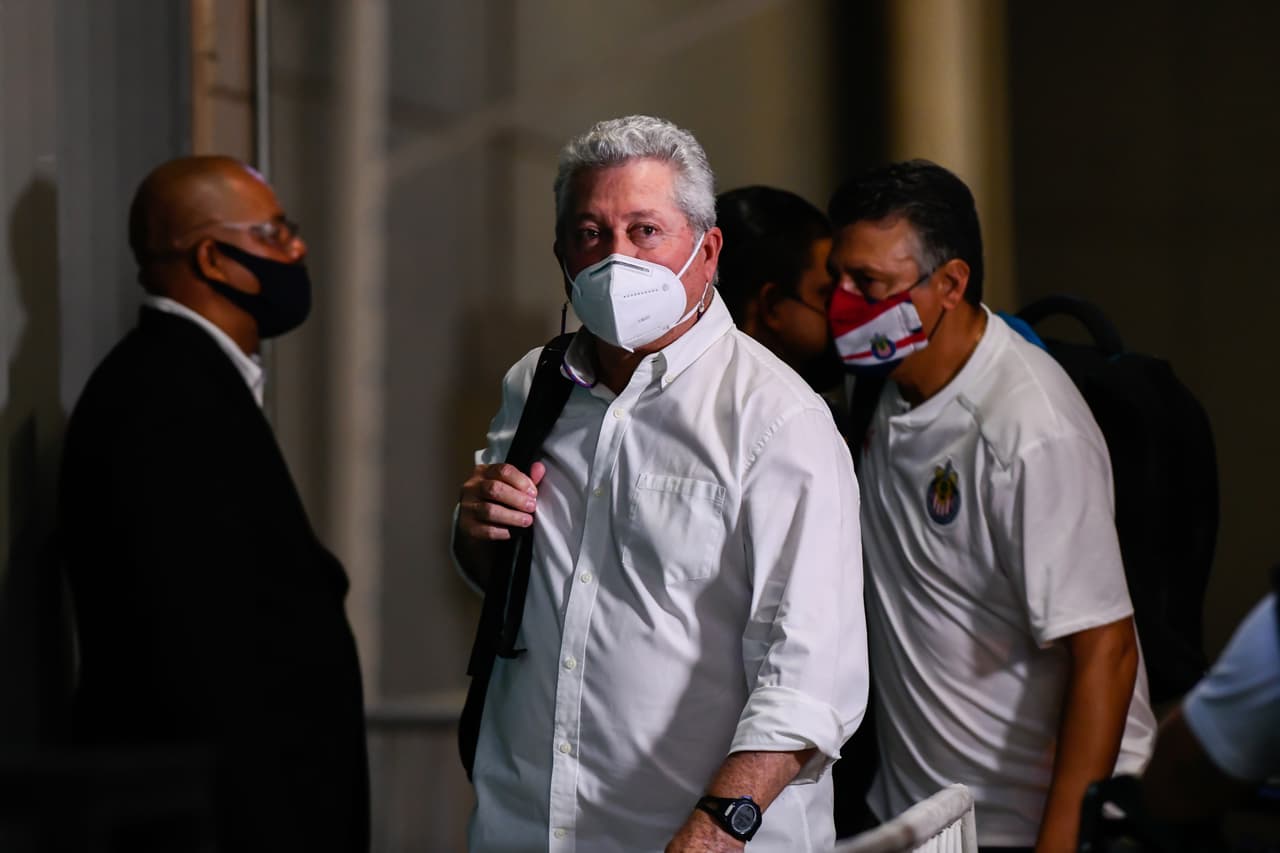 Afición de Chivas explota y pide la salida de Vucetich