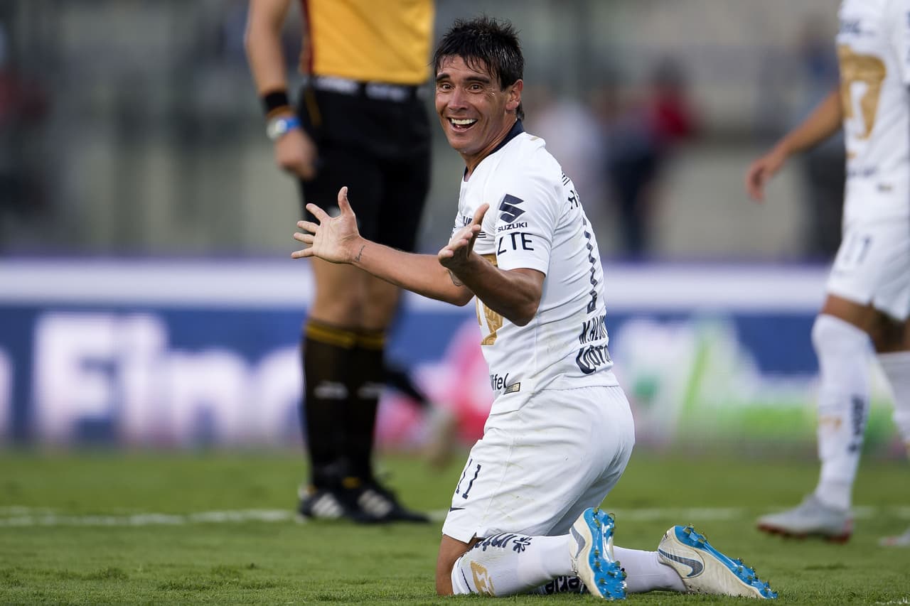 El juego se fue al descanso con ese 1-0. En el segundo medio, los universitarios empezaron con relativo empuje pero pronto encallaban con una sólida y bien colocada defensa de los Gallos.