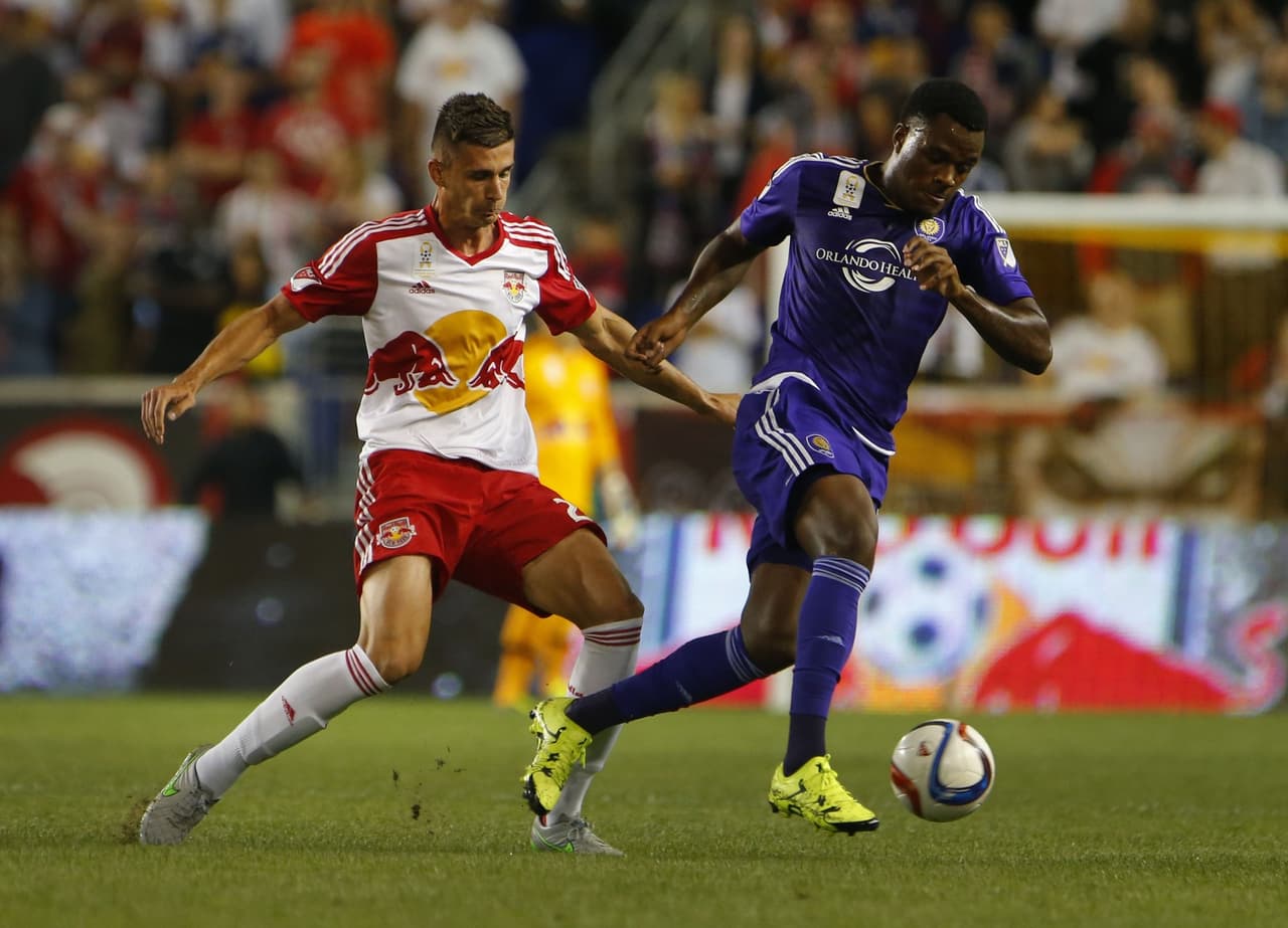 El canadiense Cyle Larin la rompió en el Viernes de Fútbol: hat-trick para convertirse en el novato más goleador en la historia de la MLS.
