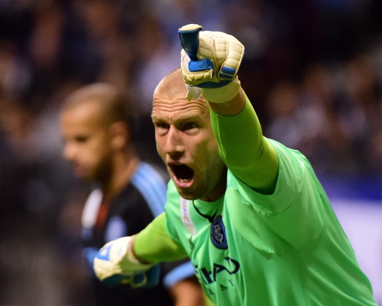 Enérgico el arquero del NYCFC, Josh Sounders, ordena a su defensa.