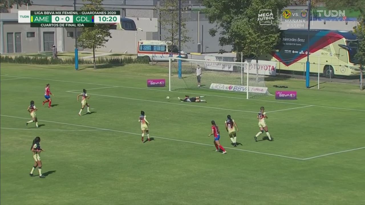 Norma Palafox prueba a Renata Masciarelli y evita el gol