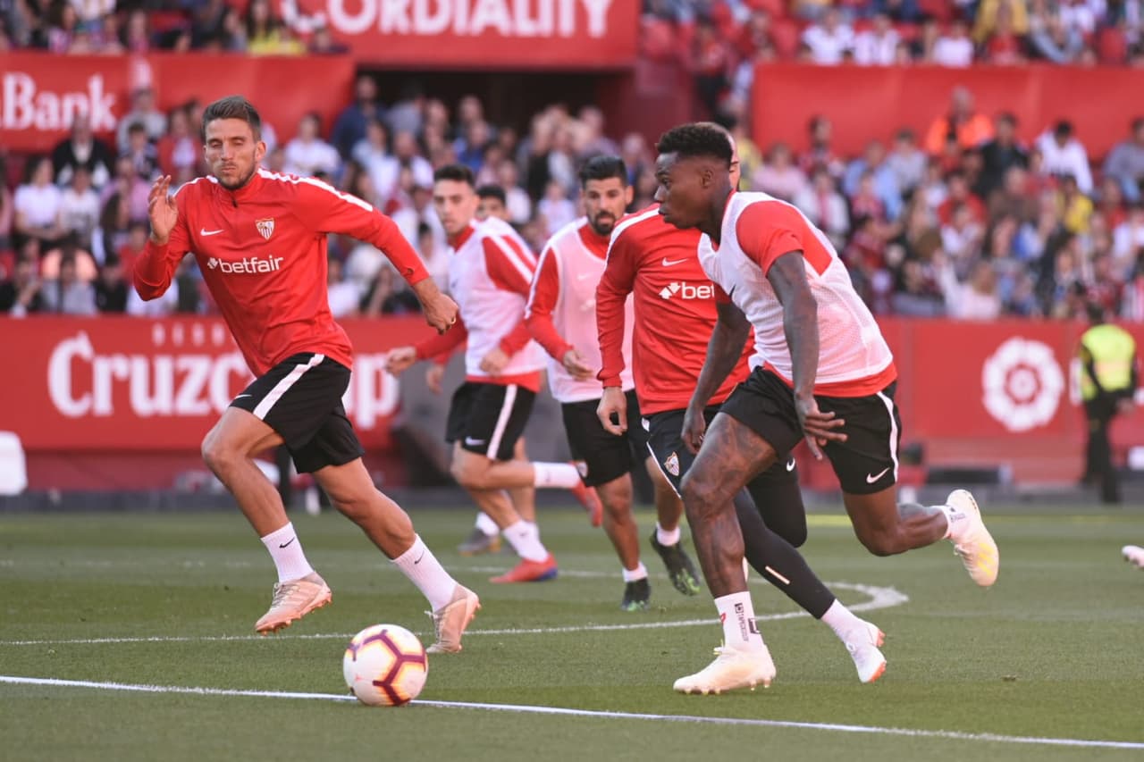 Cientos de aficionados del Sevilla llegaron este viernes al Ramón Sánchez Pizjuán para vivir una sesión de entrenamiento única antes del gran derbi ante el Betis de Andrés Guardado y Diego Lainez. Si es por motivación, los dirigidos por Joaquín Caparrós comenzaron bien el fin de semana.