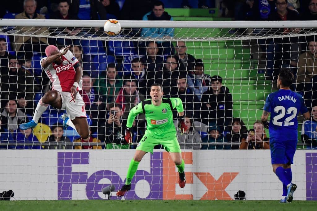 Ryan Babel intenta un tiro de cabeza ante el arquero del Getafe.