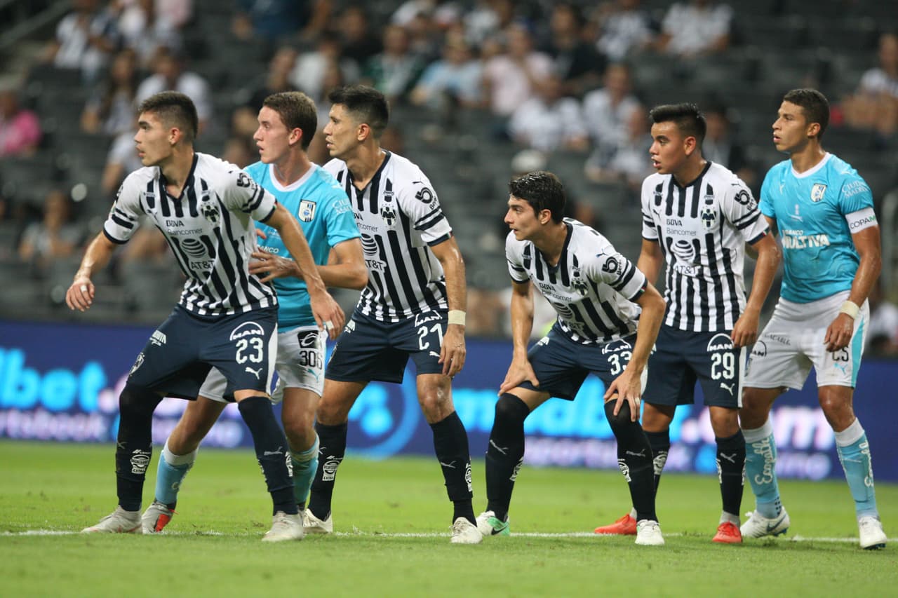 Las jugadas a balón parado en el segundo tiempo se volvieron imprescindibles para buscar un gol porque el juego se cerraba por momentos por lo tenso del partido.